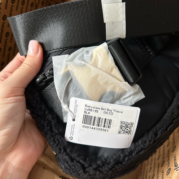 Lululemon Everywhere Fleece Belt Bag 1L - Picture 9 of 9